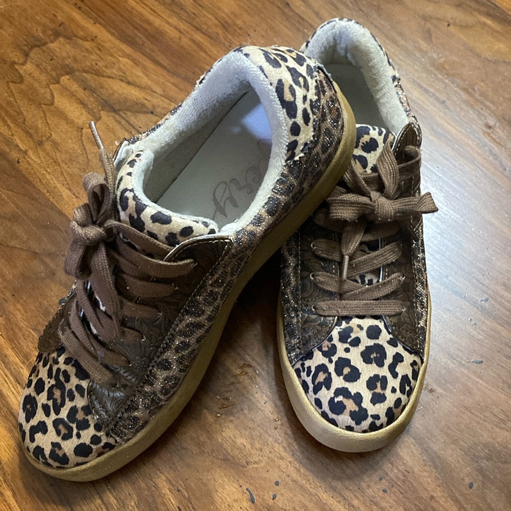 Very g brand shoes, size 10, like new